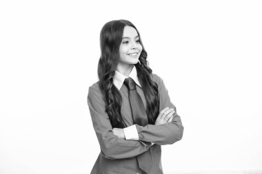 Genç bir çocuk, beyaza güvenerek kollarını kavuşturdu. Kendine güvenen genç kız ellerini çapraz yaptı.