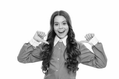 Bencil çocuk portresi uzun kıvırcık saçlı parmağıyla kendini beyaza, yüze izole eder..