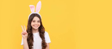 Sarı arka planda, tavşan kulaklı mutlu çocuk huzuru gösterir. Paskalya çocuğu yatay posteri. Tavşan çocuğun web afişi, kopyalama alanı