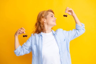 Stüdyoda izole edilmiş vişneli kadın portresi