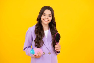 Şampuan kremi kullanan bir çocuk. Günlük kozmetik bakım. 12, 13, 14 yaşlarındaki ergen çocuğun elinde saç ve cilt bakımı şişesi var. Güzellik sağlığı ve kozmetik ürünleri. Mutlu genç