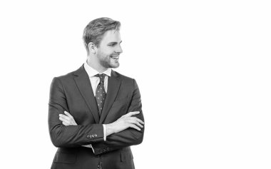 Kendine güvenen bir çalışan, iş elbisesiyle mutlu bir gülümseme kollarını çapraz tutuyor, beyaz fotokopi odasında, kendine güvenini koruyor..