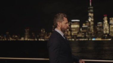Takım elbiseli zengin adam. Finansal başarı. İş adamı New York 'ta buluşmaya gidiyor. İş adamının iş başarısı. Takım elbiseli bir iş adamı. Başarılı bir iş adamı Amerikan şehrinde açık havada yürüyor. Dakiklik.