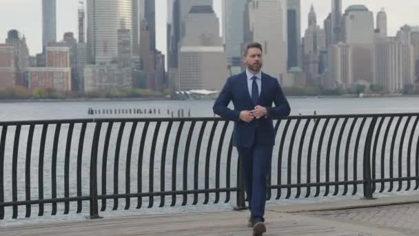 マンハッタンのヒスパニック系ビジネスマン ビジネス成功者屋外 ニューヨーク市内を歩くビジネスマン 市街地の屋外を歩く成功した男 ビジネスマンのビジネス成功 仕事に行くこと — ストック動画