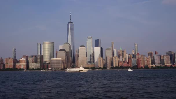 纽约曼哈顿在晚上 日落在纽约下曼哈顿金融区哈德逊河 从纽约带着爱 纽约曼哈顿的城市景观 曼哈顿天际线日出 — 图库视频影像