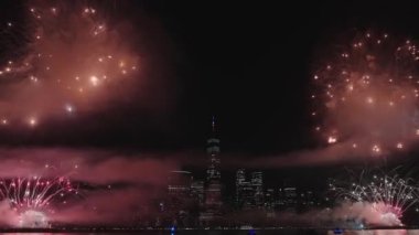 Flashing Fireworks ile New York City Skyline Manhattan. New York Manhattan havai fişekleri. New York Havai fişekleri Manhattan üzerinde. 4 Temmuz Havai fişekleri. Bağımsızlık Günü