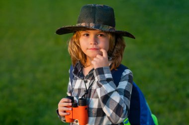 Sırt çantalı çocuk, gezgin ya da kâşif. Keşif ve keşif kavramı. Çocuk doğa seyahatleri, macera ve turizm, boş geziler. Seyahat ve macera tatili