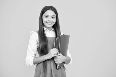 Kitaplarla izole edilmiş stüdyo geçmişi olan liseli kız.