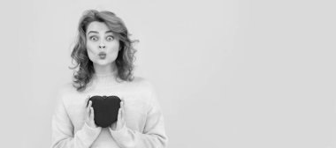 İzole edilmiş yüz portresi, fotokopi alanı olan pankart. Sarı arka planda kırmızı kalpli kızıl saçlı komik bir kadın. Sevgililer Günü Aşıktır