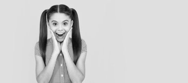 Şaşırmış kız çocuğu güzel yüzlere dokunuyor ağzını şaşkınlıkla açıyor, güzellik. Çocuk yüzü, yatay poster, izole edilmiş genç kız portresi, fotokopi alanı olan pankart