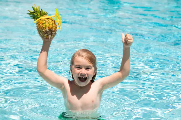 Yüzme havuzundaki çocuk yaz suyunda oynuyor. Tatil ve çocuklarla seyahat. Tatlı küçük çocuk yazın Watter havuzunda yüzer. Çocuklar plaj eğlencesi