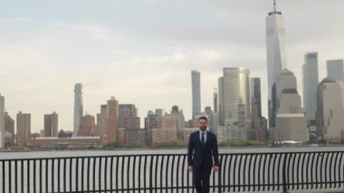 New York 'ta iş adamı yürüyüşü. Şehir caddesinde yürüyen başarılı bir adam. İş adamının iş başarısı. Manhattan 'daki İspanyol işadamı. Dışarıda başarılı bir iş adamı. Kontrol zamanı.