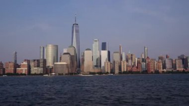 Akşam New York Manhattan 'da. New York 'ta günbatımı Aşağı Manhattan Finans Bölgesi Hudson Nehri' nde. New York 'tan sevgilerle. Manhattan New York Şehri, New York. Manhattan 'ın ufuk çizgisi gündoğumu manzarası