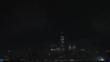 Flashing Fireworks ile New York City Skyline Manhattan. New York Manhattan havai fişekleri. New York Havai fişekleri Manhattan üzerinde. 4 Temmuz Havai fişekleri. Bağımsızlık Günü