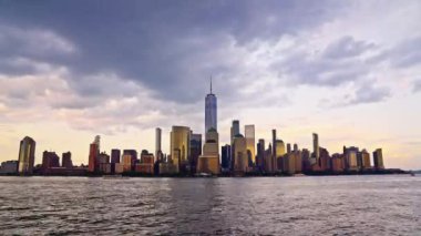 New York Manhattan 'da hava karardığında zaman turu başlar. New York 'un Aşağı Manhattan Finansal Bölgesi Hudson Nehri' nde Timelapse Sunset. New York 'tan sevgilerle. Manhattan New York Şehri NYC.