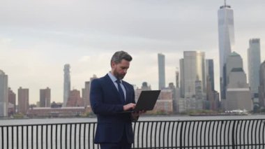 New York 'un açık hava CEO' su. Takım elbiseli bir iş adamı. Bilgisayarı kullanan başarılı bir iş adamı. Dijital veri yönetimi üzerinde çalışan bir iş adamı. Profesyonel pazarlama müdürü. İş başarısı.
