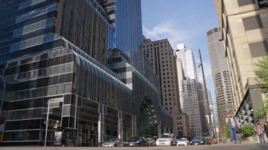 Chicago, ABD - 26 Mayıs 2023: Chicago şehir merkezi caddesi yol ve gökdelenli, yavaş çekim.