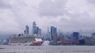 New York, ABD - 16 Haziran 2023: New York 'ta Manhattan' a yakın Norveçli Neşe Yelkenlisi. New York Manhattan 'ın Skyline' ı Hudson Nehri yolcu gemisi NCL 'de seyrediyor..