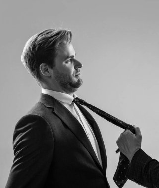 İş yerinde kravatla çekilen profesyonel çalışan gri arka plan, çatışma.