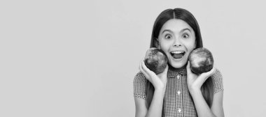 Doğal organik taze elma. sağlıklı bir hayat. diyet ve çocuk güzelliği. Diş bakımı. Yemek molası. Elmalı çocuk portresi, yatay poster. Kopyalama alanı olan başlık