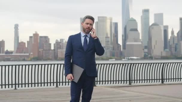 Geschäftsmann Mit Telefon Mann Telefoniert Der Stadt Geschäftsmann Telefoniert Hispanischer — Stockvideo