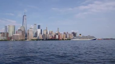 New York, ABD - 16 Haziran 2023 New York 'ta Manhattan' ın yanındaki Venezia Karnavalı. New York Manhattan 'ın Skyline' ı Hudson Nehri yolcu gemisiyle seyahat ediyor. .