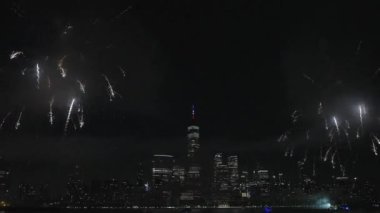Flashing Fireworks ile New York City Skyline Manhattan. New York Manhattan havai fişekleri. New York Havai fişekleri Manhattan üzerinde. 4 Temmuz Havai fişekleri. Bağımsızlık Günü