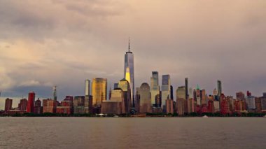 New York Manhattan 'da hava karardığında zaman turu başlar. New York 'un Aşağı Manhattan Finansal Bölgesi Hudson Nehri' nde Timelapse Sunset. New York 'tan sevgilerle. Manhattan New York Şehri NYC.