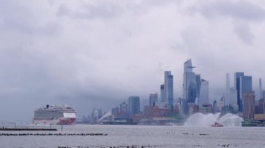 New York, ABD - 16 Haziran 2023: New York 'ta Manhattan' a yakın Norveçli Neşe Yelkenlisi. New York Manhattan 'ın Skyline' ı Hudson Nehri yolcu gemisi NCL 'de seyrediyor..