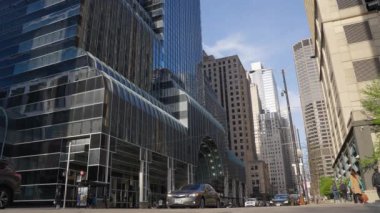 Chicago, ABD - 26 Mayıs 2023: Yol ve gökdelenli Şikago şehri, ağır çekim.