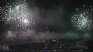 Flashing Fireworks ile New York City Skyline Manhattan. New York Manhattan havai fişekleri. New York Havai fişekleri Manhattan üzerinde. 4 Temmuz Havai fişekleri. Bağımsızlık Günü