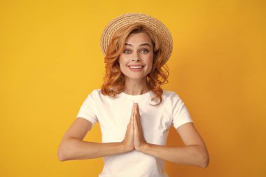 Hasır şapka takan gülümseyen beyaz kadın yazın tadını çıkarıyor.