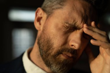 Baş ağrısı konsepti. Cephalalji ve migren. Sinüs ağrısı, gerilim ya da küme baş ağrısı olan bir adam. Baş ağrısı, migren belirtileri. Kronik baş ağrıları. Baş ağrısı tetikleyiciler