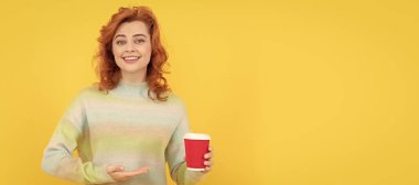 İzole edilmiş yüz portresi, fotokopi alanı olan pankart. Plastik bardak gösteren bir kadın. Günaydın. Mutluluğu ifade et. pozitif duygular