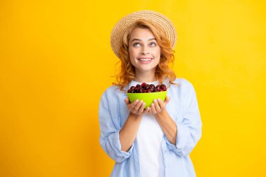 Stüdyoda izole edilmiş vişneli kadın portresi