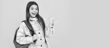 Sonbahar okulu. Mutlu çocuk rahat bir şekilde sırt çantası taşıyor. Okul çantalı ergen bir çocuk. çocukluk ve eğitim. Liseli kız öğrenci pankartı. Kopya alanı olan öğrenci portresi