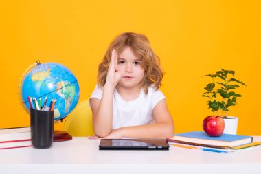 Okul çocuğu el kaldırıyor, soruya cevap vermeye istekli. 7-8 yaşlarında, elinde kitap olan bir okul çocuğu okula geri döner. Küçük öğrenci. Eğitim kavramı