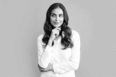 Genç bir kızın portresi, boş bir alan arıyor. Stüdyoda başka yöne bakan düşünceli ciddi bir model. Kız seçiminin sorunları çözeceğini düşündü.