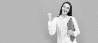 İzole edilmiş bir yüz portresi, taklit alanı olan bir afiş. Beyaz gömlekli bir ofis müdürü. Çevik iş kavramı. İnternette çalışan başarılı kadın