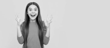 Sarı arka planda uzun saçlı mutlu bir çocuk, vay canına. Çocuk yüzü, yatay poster, izole edilmiş genç kız portresi, fotokopi alanı olan pankart