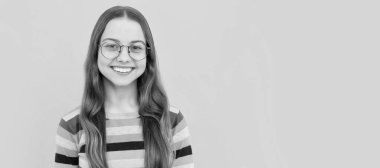 Genç kızlar gözlüklerinden bakar. Görüş keskinliği. Görme. Vizyon düzeltmesi. Çocuk yüzü, yatay poster, izole edilmiş genç kız portresi, fotokopi alanı olan pankart