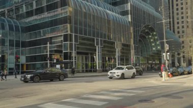 Chicago, ABD - 26 Mayıs 2023: Metropolis şehir merkezinde gökdelen binası olan Chicago şehrinin sokak manzarası, yavaş çekim.