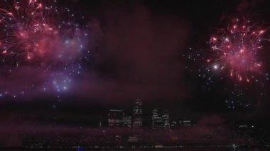 Flashing Fireworks ile New York City Skyline Manhattan. New York Manhattan havai fişekleri. New York Havai fişekleri Manhattan üzerinde. 4 Temmuz Havai fişekleri. Bağımsızlık Günü.