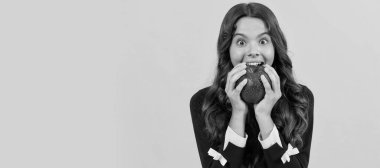 Öğle yemeğinde kırmızı vitamin elması yiyen hayret verici çocuk sarı arka planda, vitaminli. Elmalı çocuk portresi, yatay poster. Kopyalama alanı olan başlık