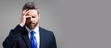 Baş ağrısı, yorgunluk ve stres. Takım elbiseli bir iş adamının migreni tuttu. Baş ağrısı konsepti. Acılı adamlar. Stresli ve baş ağrısı. Kopya alanı olan web sayfası başlığı tasarımı için pankart