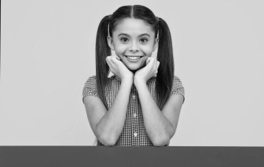 Genç kız bilgilendirme için boş bir yer tutuyor. Reklam ve satış. Piyasalar ve dükkanlar satış konsepti, fotokopi alanı için boş tahta. Genç kızın mutlu ve gülümseyen duyguları