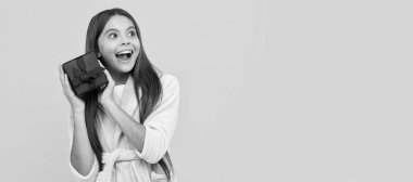 Tatlı rüyalar. Rahat bir pijama ya da bornoz. Genç kız şaşırdı. Yetenekli çocuk, yatay poster. Kopyalama alanı olan başlık