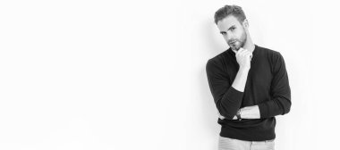 Yakışıklı adam rahat rahat giyiniyor. Beyaz giyimli, erkek giyimli. İnsan yüzü portresi, kopyalama alanı olan pankart