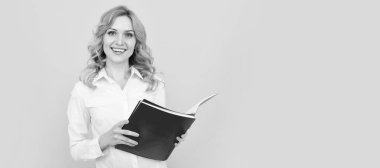 Not alıyorum. Beyaz gömlekli neşeli kadın. Not defteri olan bir ofis çalışanı. Öğretmen ya da sekreter. İzole edilmiş yüz portresi, taklit alanı olan pankart