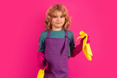 Çocuk ev işi yapıyor. Çocuk portresi temizleme için toz bezi ve eldiven kullanın. Komik çocuk paspas evi. Aksesuar temizleme, temizlik malzemeleri. Oda servisi ve ev temizliği.